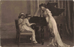 ENFANT- Femme - Filles Durant La Leçon De Piano - Carte Postale Ancienne - Taferelen En Landschappen