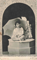 PHOTOGRAPHIE - Enfant Assis - Carte Postale Ancienne - Fotografie