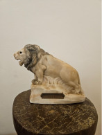 LION EN ALBATRE SOUVENIR DE LA BRIGADE DE ST JEAN DE GONVILLE AIN LONGUEUR 20CM HAUTEUR 17CM POIDS 1.8 KG - Stone & Marble