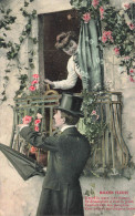 COUPLE - Balcon Fleuri - Il Tend La Main Très étonné - Colorisé - Carte Postale Ancienne - Koppels