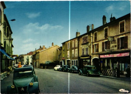 70 . JUSSEY . LA RUE GAMBETTA . HOTEL DE L AIGLE NOIR . POMPES SHELL . 2CV   ( Trait Blanc Pas Sur Original ) - Jussey