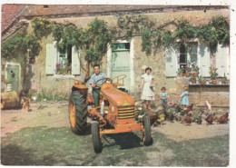 AGRICULTURE. TRACTEURS. CPSM .  TRACTEUR RENAULT N72 25 CV ANNEE 1960. ANIMATION - Trattori