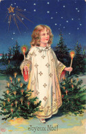 FÊTES ET VOEUX - Joyeux Noël - Une Enfant Tenant Deux Bougies Dans La Mains è Sapins De Noël - Carte Postale Ancienne - Other & Unclassified