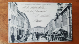 St Mihiel Rue Fruitière , Jour De Marché , Halles , Dos 1900 - Saint Mihiel