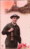 CARTE PHOTO - Un Homme Travaillant Aux Mines - Wagons De Charbons - Colorisé - Carte Postale Ancienne - Fotografie