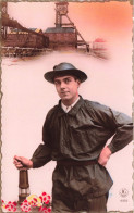 METIERS - Un Homme Travaillant Aux Mines - Lanterne - Wagons De Charbons - Colorisé - Carte Postale Ancienne - Mijnen