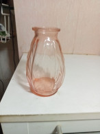 Vase Ancien En Verre Moulé Hauteur 13 Cm Diamètre 8 Cm - Vasen
