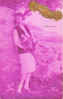 CARTE PHOTO - Une Femme Tenant Un Bouquet - Adossée à Un Mur  Carte Postale Ancienne - Fotografia