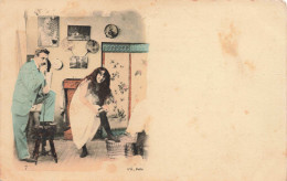 COUPLE - Un Homme Téléphonant Et Une Femme Enfilant Ses Bas - Colorisé - Carte Postale Ancienne - Paare