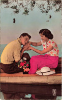 COUPLE - Un Couple Se Tenant La Main - Colorisé - Carte Postale - Parejas