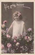 ENFANT - Une Petite Fille Dans Les Fleurs - Un Gros Baiser - Colorisé - Carte Postale Ancienne - Altri & Non Classificati