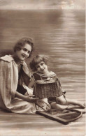 ENFANTS - Portrait - Petite Fille Assise Avec Sa Mère - Carte Postale Ancienne - Abbildungen