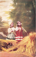 ENFANTS - Scénes - Deux Petites Filles Habillées En Paysannes - Meules De Foins - Colorisé - Carte Postale Ancienne - Scènes & Paysages