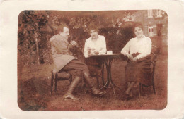 CARTE PHOTO - Portrait De Famille - Une Famille Discutant Dans Son Jardin - Carte Postale Ancienne - Photographs