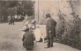 CARTE PHOTO - Scéne - Des Hommes Discutant Avec Une Mère Et Ses Enfants - Carte Postale Ancienne - Photographie