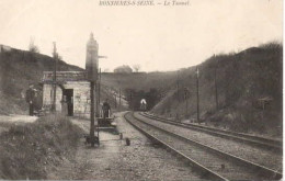 78 . BONNIÈRE-sur-SEINE . Le Tunnel . Petite Animation . Loco Au Loin . - Bonnieres Sur Seine