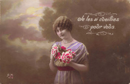 CARTE PHOTO - Je Les Ai Cueillies Pour Vous - Une Fille Tenant Des Fleurs - Colorisé - Carte Postale Ancienne - Fotografie