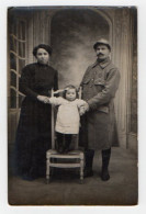 CPA 3463 - MILITARIA - Carte Photo Militaire - Soldat Avec Sa Femme Et Son Enfant - Photo PLUCHE à PARIS - Personajes