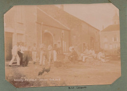 Neuilly L'évêque * 1902 * Place Du Village Et L'heure De La Soupe * Militaria * Photo Ancienne Format 11.2x8cm - Neuilly L'Eveque