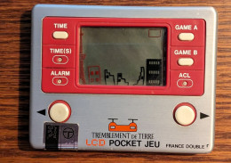 Jeu Électronique LCD Vintage "Tremblement De Terre" - France Double R - Autres & Non Classés