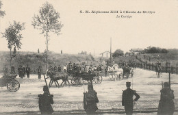 S.M. Alphonse XIII à L’école De St Cyr Le Cortège CHEVAUX CAVALIERS MILITAIRES - St. Cyr L'Ecole