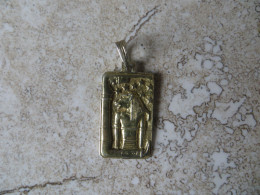 Bijou Pendentif Médaille Religieuse Sculptée En Vermeil  ( Argent Recouvert D'or ) Antiquité Egypte  Dieu à Identifier - - Otros & Sin Clasificación