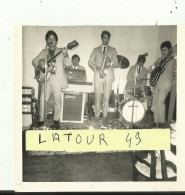 Photo  Oschestre Les Diamants AU DOS NOM DES MUSICIENS 1966. 9 X 9 CM RECUPERE CHEZ  UN MUSICIEN DE L EQUIPE - Objets Dérivés