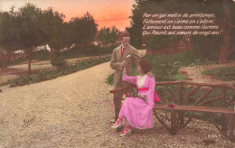 COUPLE - Un Couple Dans Un Parc - Robe Rose - Colorisé - Carte Postale Ancienne - Couples