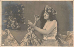 MODE - Jeune Femme Avec Une Couronne De Fleurs Dans Les Cheveux  - CARTE POSTALE ANCIENNE - Mode