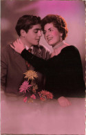 COUPLE - Un Couploe S'enlaçant - Fleurs - Colorisé - Carte Postale Ancienne - Parejas