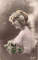 NOCES - Une Jeune Mariée Tenant Un Bouquet - Coiffe En Dentelles - Colorisé - Carte Postale Ancienne - Hochzeiten