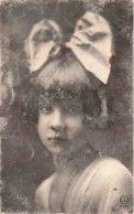 ENFANT - Portrait - Une Petite Fille Avec Un Grand Ruban Dans Les Cheveux - CARTE POSTALE ANCIENNE - Abbildungen