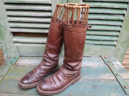 Anciennes Bottes En Cuir Cavalerie Militaire Equitation Cheval (Embauchoirs Osier Non Vendus Avec) - Schuhe