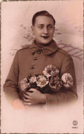 MILITARIA - Portrait D'un Soldat Tenant Un Bouquet - Uniforme - Carte Postale Ancienne - Personnages