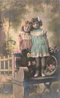 ENFANTS - Deux Sœurs Debout Sur Un Banc  - Colorisé - Carte Postale Ancienne - Sonstige & Ohne Zuordnung