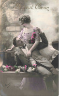 Couple - Un Homme Allongé Sur Les Genoux De Sa Belle - De Tout Cœur - Carte Postale Ancienne - Parejas