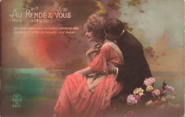 Couple - Au Rendez Vous - Un Homme Embrassant Le Cou D'une Femme - Colorisé - Carte Postale Ancienne - Koppels