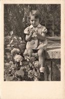 ENFANTS - Un Enfant Dans Le Jardin Assis Sur Un Banc - Carte Postale Ancienne - Sonstige & Ohne Zuordnung