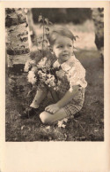 ENFANT - Un Enfant Dans Le Jardin - Carte Postale Ancienne - Portraits