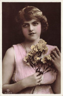 CARTE PHOTO - Une Femme Avec Des Fleurs Jaunes  - Colorisé  - Carte Postale Ancienne - Photographs