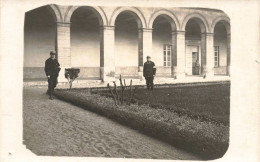 PHOTOGRAPHIE - Hommes - Cour - Carte Postale Ancienne - Photographs