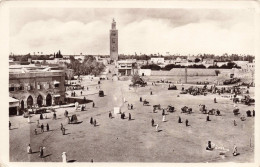 MAROC - Marrakech - Place Djéma El'fna Et La Koutoubia - Carte Postale Ancienne - Marrakech