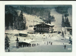 88 . XONRUPT LONGEMER . HOTEL . LE COLLET VUE D ENSEMBLE DE L HOTEL ET DES 3 PISTES DE LA STATION . .AUTUBUS SUR PARKING - Xonrupt Longemer