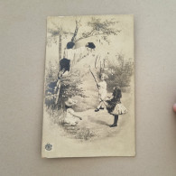 PH - Original Photo - Carte Postale Distribuée Avec Le Dessin D'enfants Attrapant Des Papillons Dans Un Arbre - Dessins D'enfants