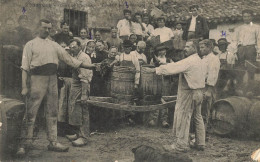 Machecoul * Ferme De L'aubrais , Pendant Les Vendanges * RARE CPA !! * Vin Vendangeurs Tonneaux Vignoble - Machecoul