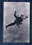 Une Chute Libre Du Moniteur Durand. Association Parachutiste De Bourgogne-france Comté. Cpsm Petit Format - Paracadutismo