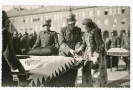 SZEGED 1942. Dómtér, Zászlóavatás, Fotós Képeslap, Hátoldali Leírással - Hungría