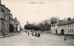 80.BOVES . La Place , Animée.  Carte Vierge Et Impeccable. - Boves