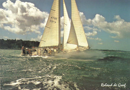 PHOTOGRAPHIE - Voiler Gréé En Cotre En Course Dans Le Solent - Photo Roland De Greef - Ski Nautique