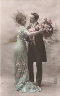 Couple - Un Couple Dansant Une Valse - Fleurs - Colorisé - Carte Postale Ancienne - Couples